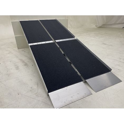 Rampe d'accès en aluminium 350 kg - 2100 x 760 mm - largeur utile 730 mm - Pliable en 4 sections MW Tools ARP20210 (1/4)
