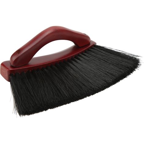 Cette brosse pour table de billard est dotée de poils doux et d'un manche ergonomique incurvé, idéale pour nettoyer les bords et le tapis d'une table de billard. (1/5)