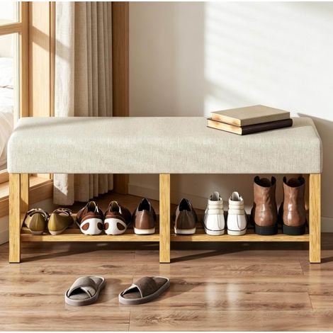 Banco zapatero con asiento acolchado beige, estante abierto de 110 x 34 cm y estructura de madera clara, carga recomendada 220 kg  CHICFURN para recibidor ordenado (1/5)