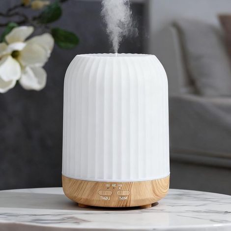 Diffusore di aromi da 250 ml - Un diffusore di aromi con oli essenziali, timer, umidificatore e luce LED a 7 colori. Senza BPA e dalla formula perfetta. (1/5)