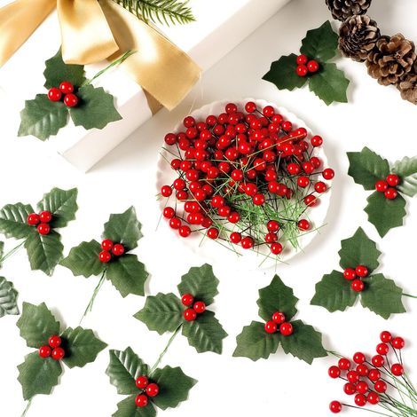 Künstliche Stechpalmenzweige mit 60 Stechpalmenblättern, roten Stechpalmenbeeren zum Aufstecken, künstliche Beerenzweige für den Weihnachtsbaum, DIY-Girlanden, Hauskränze, Partydekorationen (1/5)
