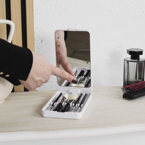 Boitier maquillage avec miroir led et pinceaux (1/5)