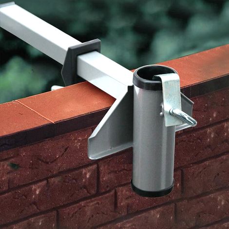 Flexibler Sonnenschirmhalter aus Edelstahl, stabile Befestigung für Terrasse und Balkon (1/5)