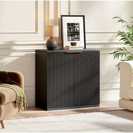 Credenza 80x40x80 cm nero in MDF con frontale scanalato, maniglia dorata e ampia capacità di contenimento (1/5)