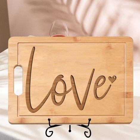 Planche à découper en bambou gravée "LOVE" – Cadeau romantique sur mesure (1/5)