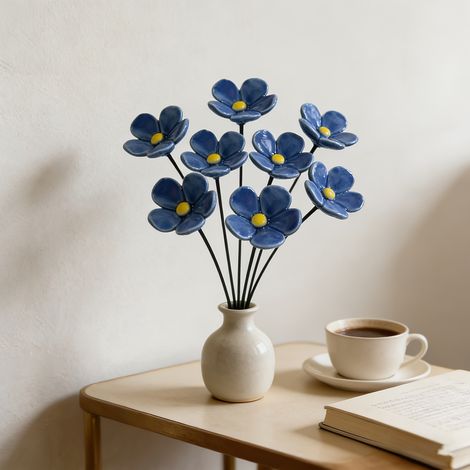 Lot de 8 fleurs de myosotis en céramique sculptées à la main — Décoration d'intérieur, fleurs éternelles en céramique (1/5)