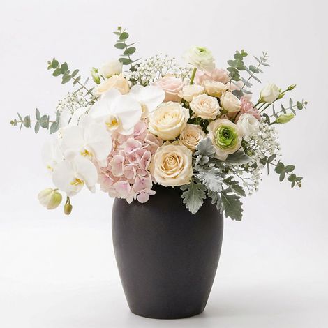 Ce vase ajoute un charme naturel et décontracté à n'importe quelle pièce, que ce soit dans un loft moderne ou dans un intérieur de maison de campagne (1/5)