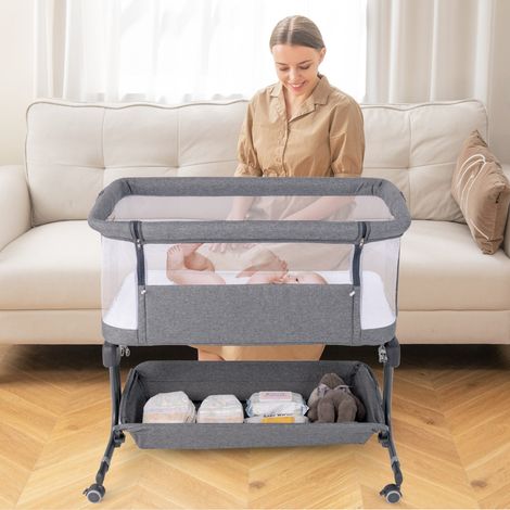 Lit de Bébé Berceau Berceau de Côté avec Hauteur Réglable 6 Niveaux Étagère de Rangement Roulettes Matelas et Sac de Transport Gris CW4565 Maison Chic (1/2)