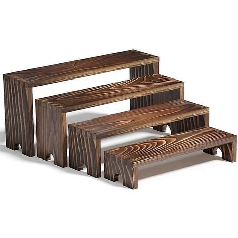 Un grand présentoir en bois à plusieurs niveaux, compatible avec les présentoirs à cupcakes en bois mobiles et empilables, idéal pour une décoration de style champêtre.