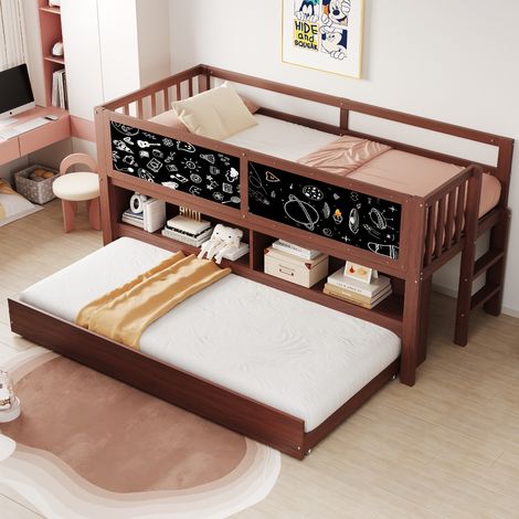 Cama infantil de madera maciza marrón 90x200 cm con cama nido extraíble, pizarra lateral y estantes abiertos (1/5)