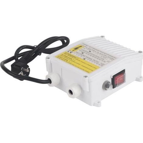La centralina di controllo della pompa dell'acqua è integrata nel quadro elettrico, con una potenza di 0,75 kW (1 CV), 40 microfarad (18 ampere), spina standard europea e 220 volt. (1/4)