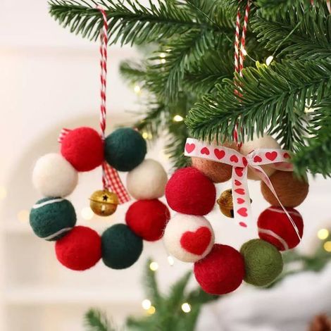 Couronne De Noël En Feutre Mini Faite Main Avec Clochettes Rouge Blanc Vert Décoration Traditionnelle Pour Arbre 10 Cm (1/4)