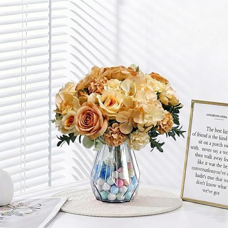 Sträuße aus künstlichen champagnerfarbenen Pfingstrosen, Rosen und Hortensien für einen Hochzeitsempfang (1/5)