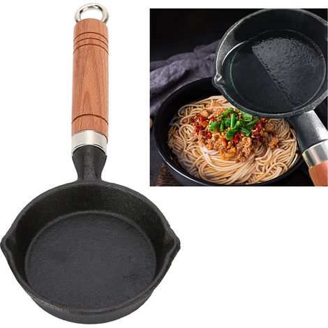 Nudeln in Öl: Das Öl in einem kleinen gusseisernen Topf erhitzen, die Zuckersauce köcheln lassen und die Eier und Teigtaschen braten. (1/5)