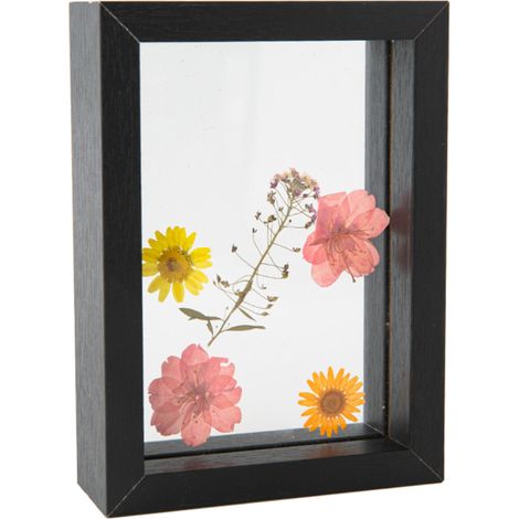 Holzrahmen mit Glasfront, verziert mit Trockenblumen und Blättern, ideal für ein Hochzeitsfoto oder als Bürodekoration.
