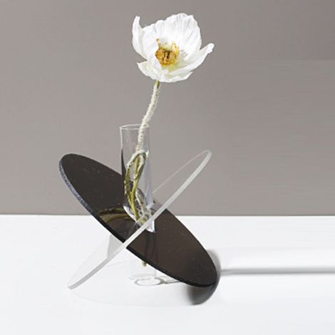 Vase géométrique en acrylique, finitions soignées, facile à nettoyer, style minimaliste, pour table basse ou salon. Disque transparent gris, 15 x 13 x 2 cm. (1/5)