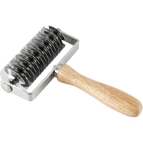 Coupe-pâte en acier inoxydable avec manche en bois — un outil pour la confection de gâteaux, de biscuits et de pain — avec un motif en maille pour créer le dessert parfait. (1/5)