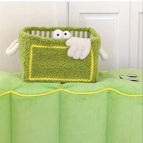 Joli panier de rangement pliable en tissu vert, orné d'un motif de dessin animé, idéal pour les collations et l'organisation de la maison. (1/5)