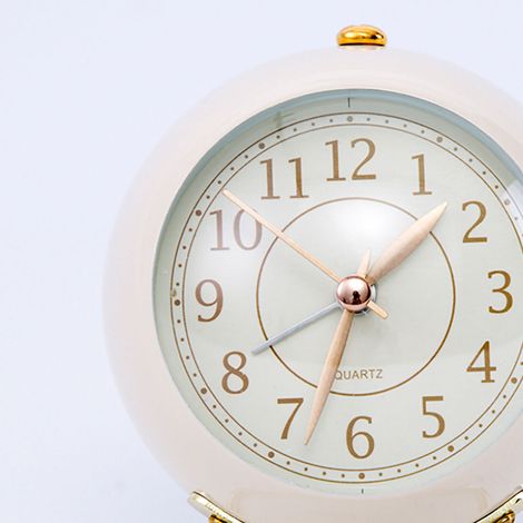 Horloge en métal de style européen, réveil électronique silencieux et créatif pour enfants, design simple pour le salon, la chambre et les étudiants, horloge à quartz lumineuse, blanche. (1/5)