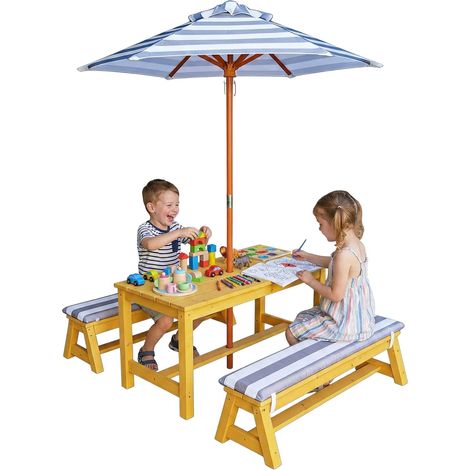 Set da picnic per bambini con tavolo, ombrellone e cuscini.