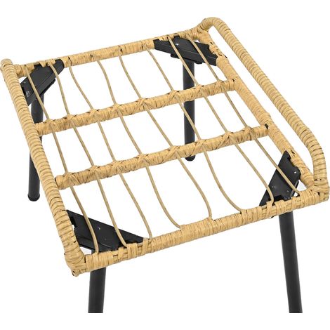 Un ensemble de jardin composé de 5 pièces : 1 table à manger, 2 chaises, 2 tabourets. Les meubles sont en rotin naturel. (1/5)