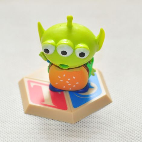 Cartoon-Alien-Figur mit dekorativem Lebensmittelzubehör – Lustige Kollektion (1/5)