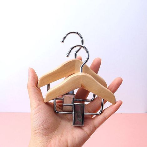 Lot de 2 mini cintres en bois avec pinces métalliques, petit cintre de 10 cm de large, idéal pour les vêtements de poupées et d'animaux, petit cintre décoratif pour peluches et jouets. (1/2)