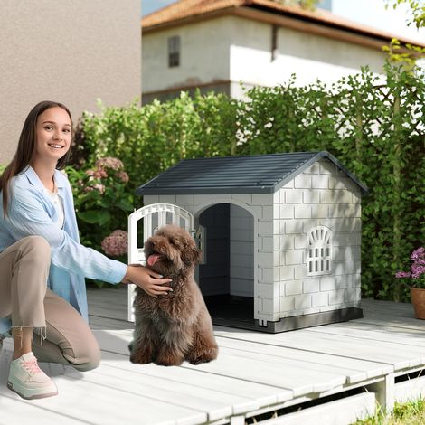 Niche pour Chien en Plastique Abri Intérieur et Extérieur avec Porte Verrouillable 3 Fenêtres Toit Incliné Cage Étanche Gris (1/3)