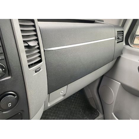 Interni della cabina di pilotaggio del Mercedes Sprinter W906 con finiture cromate. (1/5)