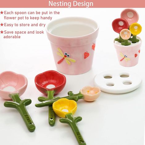 Ensemble de cuillères doseuses fleuries dans un pot. Idée cadeau originale pour la pâtisserie. Adorables tasses et cuillères doseuses en céramique avec support pour ingrédients secs et liquides. Compa (1/4)