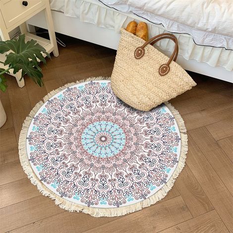 Ce tapis rond en coton tissé rouge mesure 120 cm de diamètre, présente un motif mandala, des pompons et est lavable. Il convient aux espaces intérieurs tels que les salons