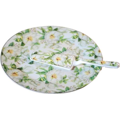 Ein Teller mit einem Tortenspatel und Blumen