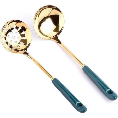 Set aus goldenen Edelstahl-Suppenlöffeln, Sieben und Küchenutensilien.