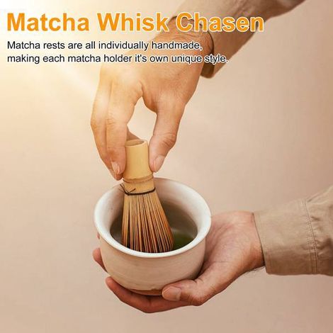 Un ensemble de fouets à thé de style japonais, de couleur vert prune, bois, bambou et céramique, comprenant un pinceau et un fouet pour mélanger le matcha. (1/5)