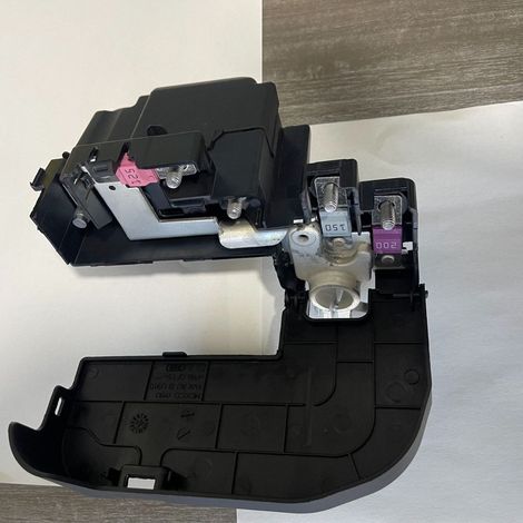 80A915459A Audi-Sicherungskasten für Autobatterie 80A915459B Audi-Sicherungskasten für Autobatterie 80A915459Q5S (1/3)