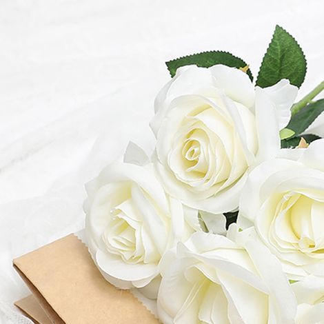 Lot de 5 roses artificielles blanches, fleurs en soie réalistes, décoratives et durables, idéales pour la décoration intérieure, sans entretien, aspect naturel et éclatant. (1/4)