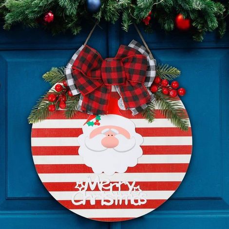 Außenverkleidung aus Holz mit Weihnachtskranzmotiv und Büffelplatten