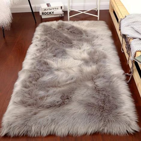 1 Tapis fausse fourrure beige clair, surface douce longs poils, antidérapant, lavable en machine, pour chambre (1/5)