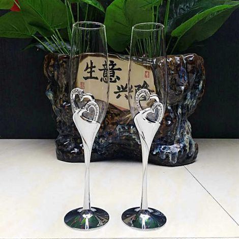 Ensemble de 2 flûtes à champagne de mariage décorées de cœurs en strass et cristal, idéales comme cadeaux pour les fêtes. (1/4)