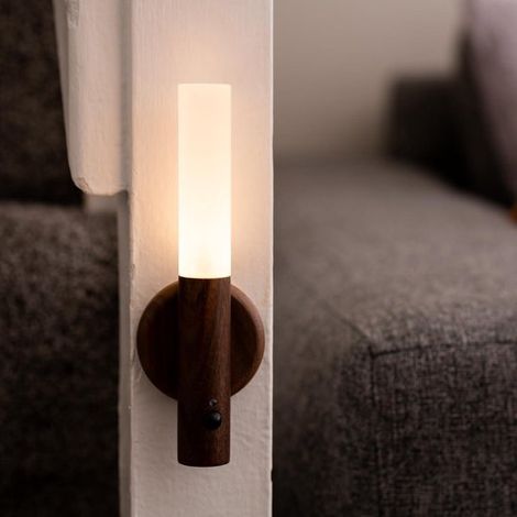 Lampe murale LED à détecteur de mouvement - Portable - Rechargeable - Veilleuse avec base magnétique - Usage intérieur - 1 pièce - Bois de noyer (1/5)