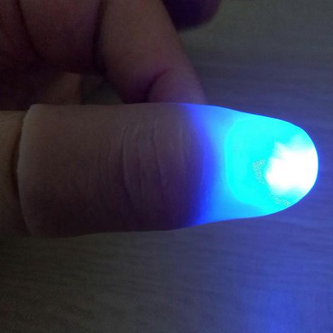 Bagues lumineuses LED pour les doigts : un tour de magie magique qui clignote en gros plan-Blue