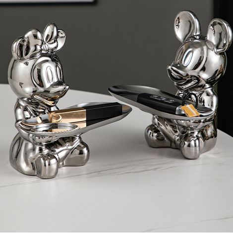 Tirelire Mickey Mouse plaquée or, un objet de décoration luxueux pour le salon, un porte-clés d'entrée et un ornement de rangement Minnie Mouse argenté. (1/5)