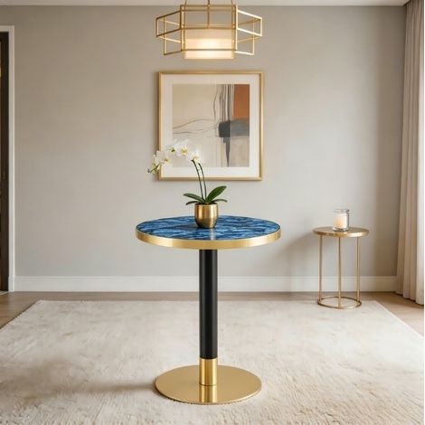 Mesa auxiliar redonda 60 cm efecto mármol azul, estructura de metal negro y dorado DESVIAE (1/5)