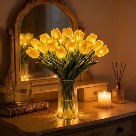 Cette lampe romantique LED en forme d'arbre à tulipes - ornée de 15 tulipes scintillantes et d'une douce lumière jaune veilleuse (1/5)