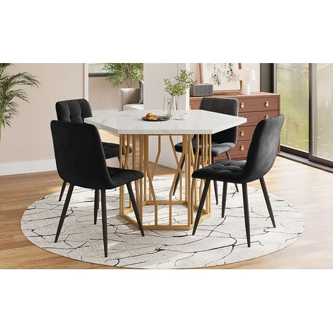 Table de repas contemporaine hexagonale en marbre, accompagnée de 4 fauteuils velours noir à piétement doré, ensemble salle à manger 5 éléments pour cadre de restaurant convivial