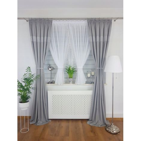 Una tenda corta per il soggiorno decorata con perline. (1/5)