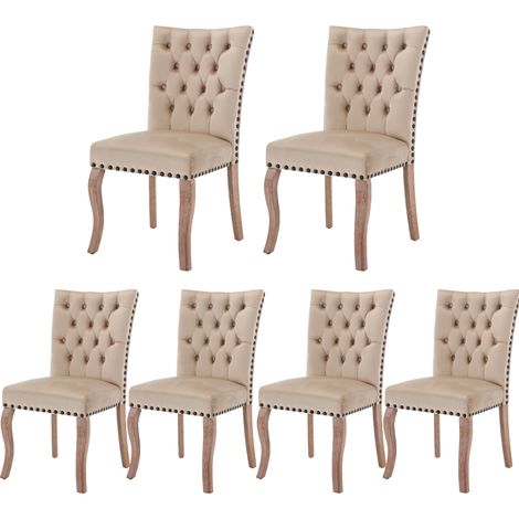 Chaise de salle à manger en velours camel clair avec pieds en bois massif et décor clous cuivre (1/5)
