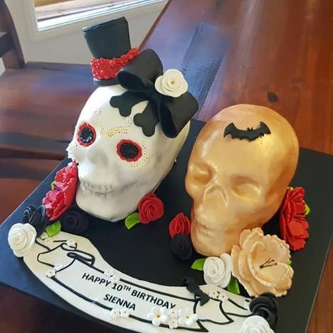 1 color: Black. Material: Silicone. Pirate skull shaped cake mold for Halloween. (1/5)