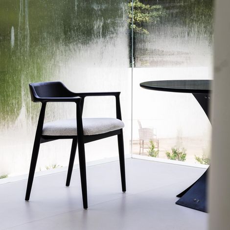 Chaise en bois Eden noir et blanc, chaise Kennedy, design intemporel, assise rembourrée conçu pour offrir un maximum de confort