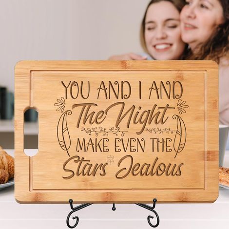 Planche en bambou texte personnalisé – Idée cadeau personnalisé pour couple (1/5)